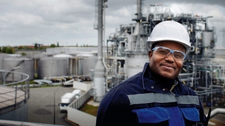 Techniker vor einer Anlage in der Öl- und Gasindustrie