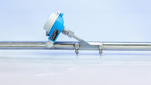 Non-invasive thermometer mounted on the outer surface of a pipe