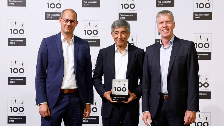 Preisverleihung: Vertreter/-innen von Endress+Hauser Level+Pressure erhalten TOP 100-Trophäe.