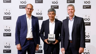 Preisverleihung: Vertreter/-innen von Endress+Hauser Level+Pressure erhalten TOP 100-Trophäe.