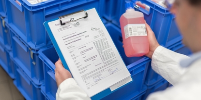 Produktion von pH-Pufferlösungen im akkreditierten Labor von Endress+Hauser