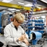 Endress+Hauser Flow in Reinach, Schweiz, Frau arbeitet in der Produktion