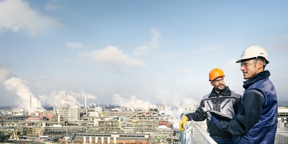 Nahaufnahme eines Ingenieurs in einer Chemieanlage
