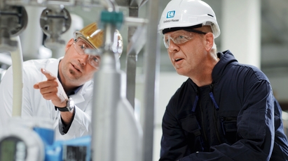 Kunde mit Endress+Hauser Ingenieur in einer Anlage.