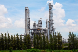 Bild der Destillationskolonnen einer Raffinerie