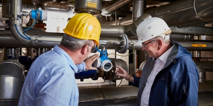 Kunde und Endress+Hauser Ingenieure in einer Raffinerie