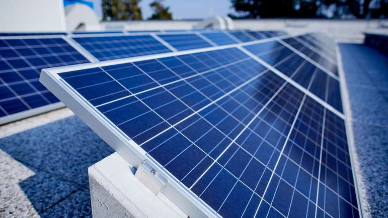 Photovoltaik auf dem Dach: Der 2016 eingeweihte Neubau von Endress+Hauser in Italien ist ganz auf Energieeffizienz ausgelegt.