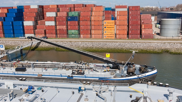 Bunkering operations in a harbor