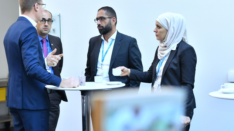 Kunden und Mitarbeiter diskutieren in ungezwungener Atmosphäre auf der Endress+Hauser Networking-Event.