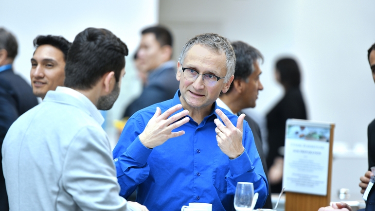 Kunden und Mitarbeiter diskutieren in ungezwungener Atmosphäre auf der Endress+Hauser Networking-Event.