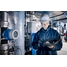 Temperature transmitter iTEMP TMT142B next to an Endress+Hauser employee in the field