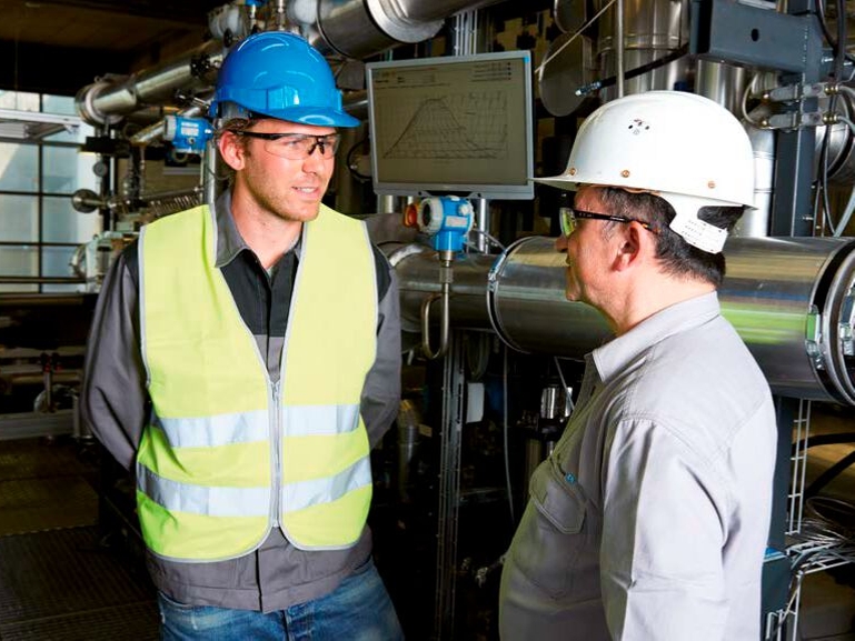Techniker und Ingenieur im Gespräch