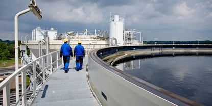 Arbeiter in der Abwasseraufbereitungsanlage eines Chemieparks