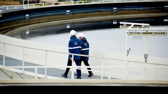 Arbeiter in der Abwasseraufbereitungsanlage einer Raffinerie