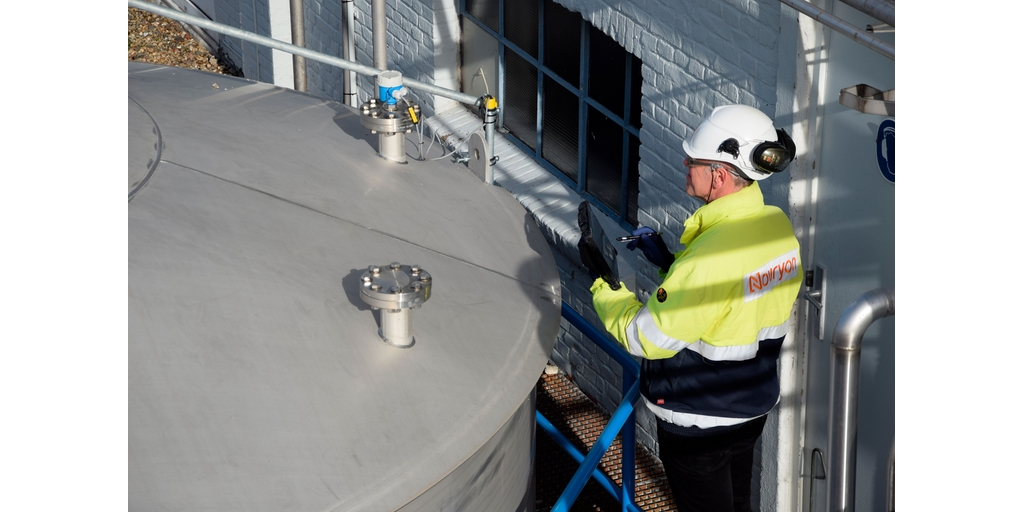 Field Xpert SMT70 industrial tablet for Mobile Device Configuration Management Field Xpert SMT70 tablet in a chemical plant