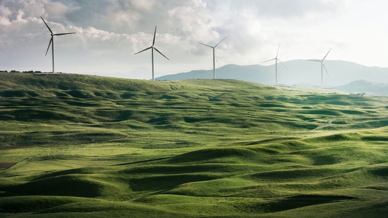 Landschaft mit Windturbinen