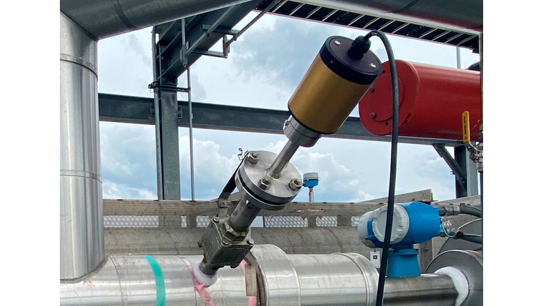 Kryogene Raman-Sonde von Endress+Hauser mit Flansch installiert in einem LNG-Lkw-Verladesystem