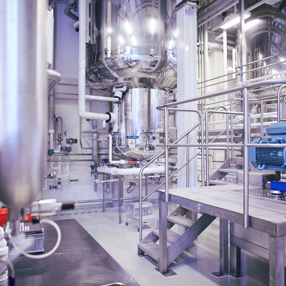 Biopharmazeutische Produktionsanlage mit biopharmazeutischer Verfahrenstechnik