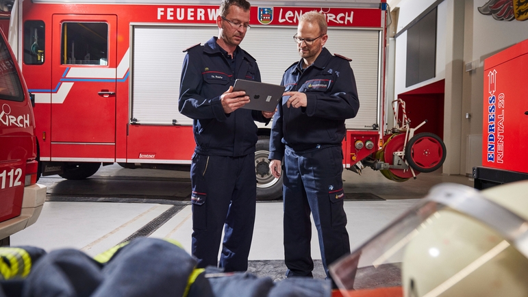 Feuerwehrleute der Gemeinde Lenzkirch überprüfen die Werte über ein mobiles Endgerät