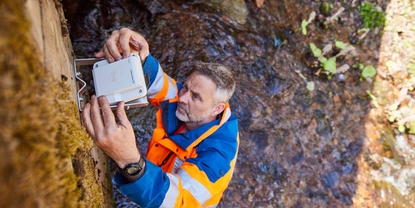 Feuerwehrleute verschaffen sich  mit Netilion Flood Monitoring einen Überblick über das lokale Hochwasserrisiko.