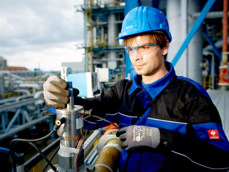 pH-Sonde in einer Chemieanlage mit einem männlichen Wartungsmanager