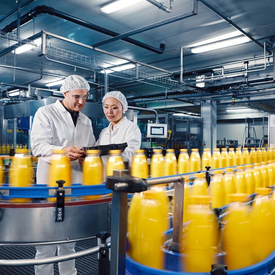 Abfüllung von Orangensaft in einem Getränkebetrieb