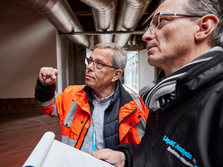 Zusammenarbeit von Experten der Lebensmittel- und Getränkeindustrie vor Ort