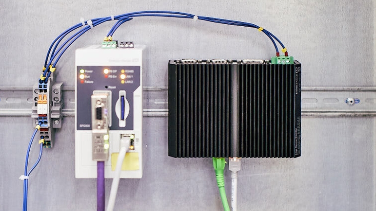 Das Ethernet/PROFIBUS-Gateway SFG500 und ein Edge-Gerät